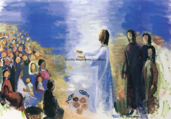 Jesus står framför en folkmassa och predikar, omgiven av åhörare i livliga kläder.