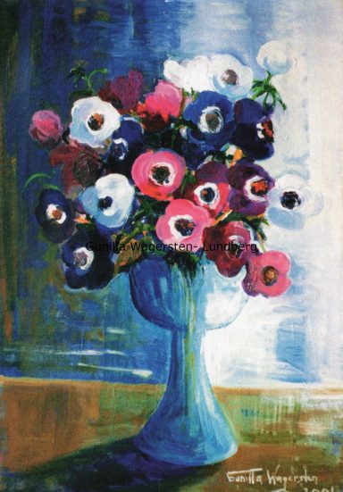 En bukett med färgglada blommor i en blå vas mot en blå och grön bakgrund.